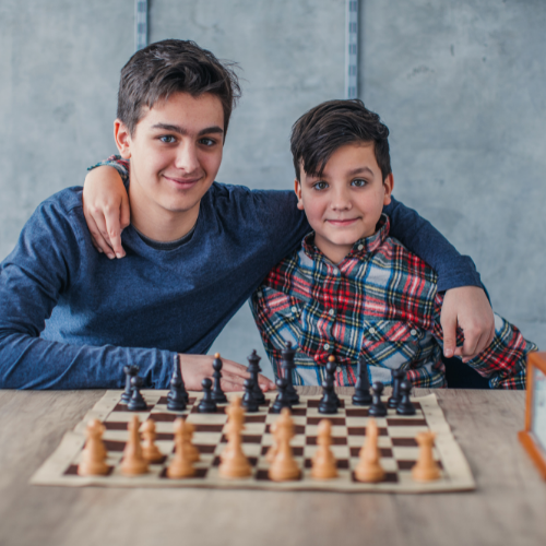 Bambini con scacchiera